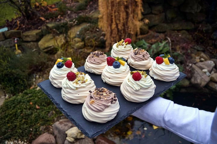 Mini Pavlova s pistáciemi čokoládou ovocem – Sladké od Natálky