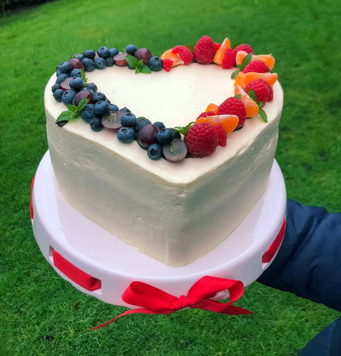 Vanilkový dort s mascarpone a ovocem ve tvaru srdce – Sladké od Natálky